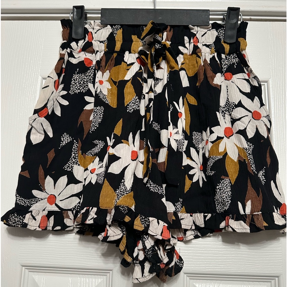 NWT Gypsy Love ruffled shorts